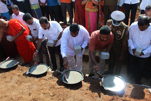 කාර්යාලයීය නව ගොඩනැගිල්ල සඳහා මුල්ගල් තැබීම